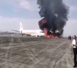 اشتعال النيران في طائرة داخل مطار بالصين.. فيديو 1