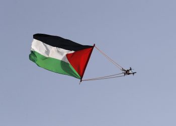 «نكاية في مسيرة أعلام الاحتلال».. علم فلسطين يرفرف في سماء القدس المحتلة