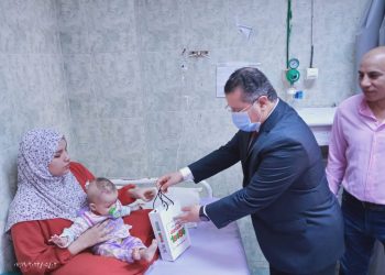 بالصور..الدخاخني يقدم الهدايا الرمزية للأطفال بمستشفيات جامعة بنها