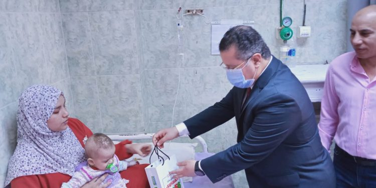 بالصور..الدخاخني يقدم الهدايا الرمزية للأطفال بمستشفيات جامعة بنها