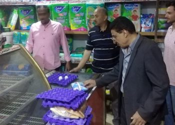 إعدام مواد غذائية منتهية الصلاحية.. حماية المستهلك تشن حملة مكبرة على الأسواق بأخميم