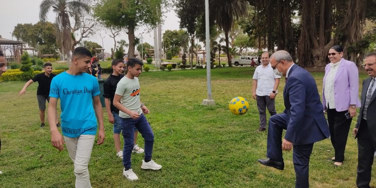 محافظ القليوبية يلعب الكرة مع المواطنين بـ القناطر الخيرية احتفالًا بـ عيد الفطر 1