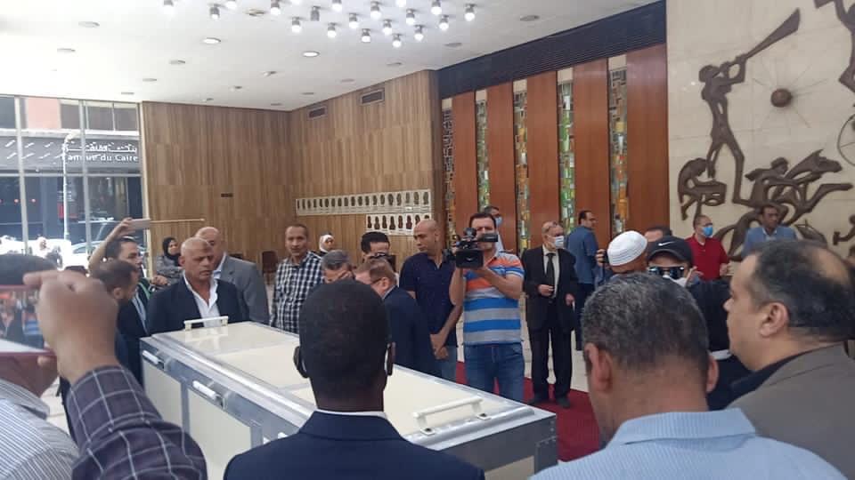 وصول جثمان الكاتب صلاح منتصر إلى مؤسسة الأهرام استعدادًا لتشييع جنازته 4