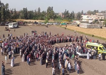 مئات الأهالي يشيعون جثمان شهيد الواجب شعبان بهنساوي بـ أطفيح الجيزة (صور)