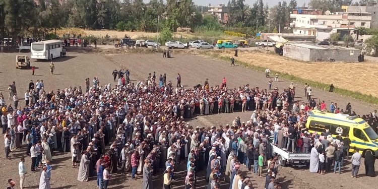 مئات الأهالي يشيعون جثمان شهيد الواجب شعبان بهنساوي بـ أطفيح الجيزة (صور)