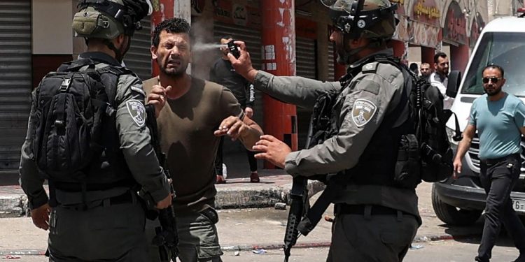مواجهات في المسجد الأقصى بين فلسطينيين و الشرطة الاسرائيلية 1