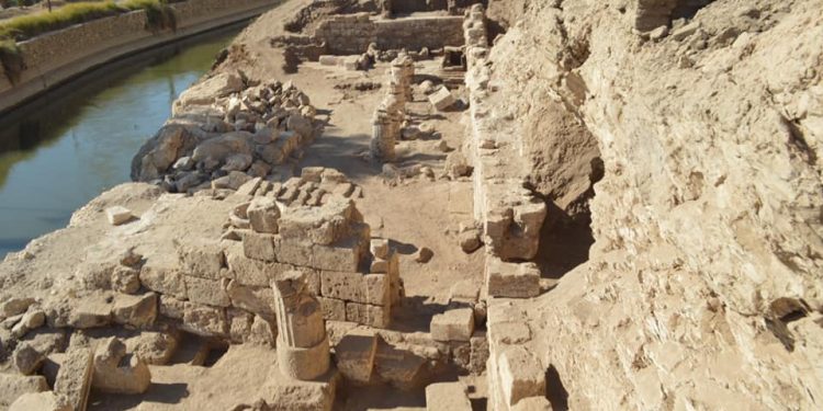 اكتشاف أثري كبير لـ بقايا معبد و 85 مقبرة فرعونية يعودان لـ العصر البطلمي بـ سوهاج 1