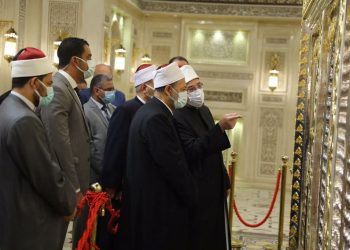 الإمام الطيب يتفقد تطوير مسجد الحسين