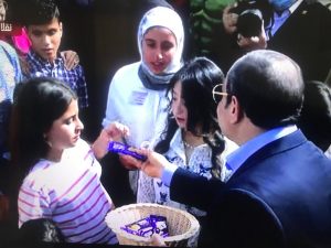 بـ الصور.. الرئيس السيسي يوزع الحلويات والشيكولاتة على أبناء الشهداء 4