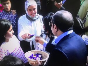 بـ الصور.. الرئيس السيسي يوزع الحلويات والشيكولاتة على أبناء الشهداء 3