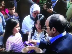 بـ الصور.. الرئيس السيسي يوزع الحلويات والشيكولاتة على أبناء الشهداء 5