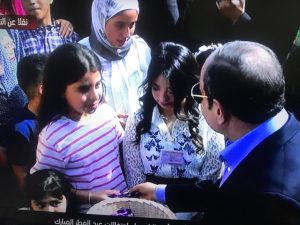 بـ الصور.. الرئيس السيسي يوزع الحلويات والشيكولاتة على أبناء الشهداء 2