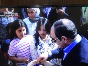 بـ الصور.. الرئيس السيسي يوزع الحلويات والشيكولاتة على أبناء الشهداء 1