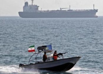 إيران تحتجز سفينة لتهريب الوقود وتعتقل طاقمها 11
