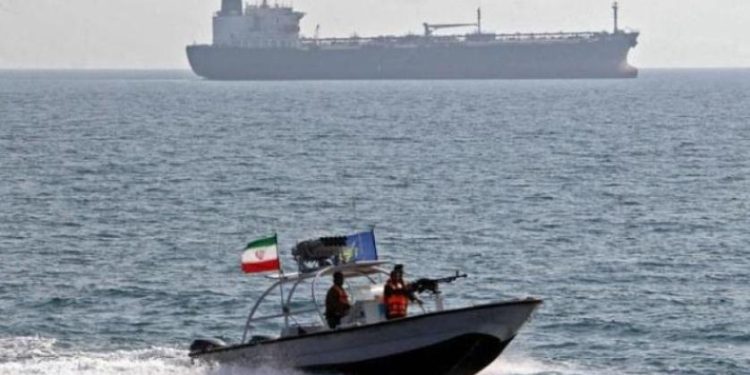 إيران تحتجز سفينة لتهريب الوقود وتعتقل طاقمها 1