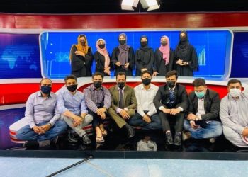 بالصور| مذيعوا التلفزيون الأفغاني يغطون وجوههم تضامنا مع زميلاتهم 1