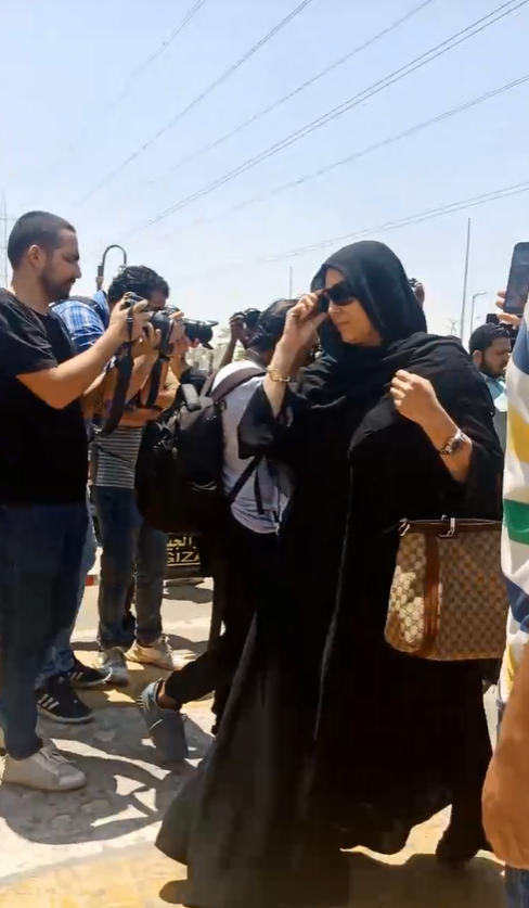 وفاء عامر تنفعل على الصحفيين أثناء تشييع جثمان سمير صبري 2