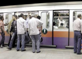 تكدس وازدحام شديد على ارصفة مترو الأنفاق بالخط الثاني لتأخر القطارات 3