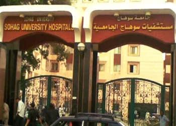معاق ينام على سور مستشفى سوهاج الجامعي يصارع الموت