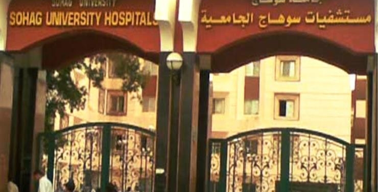 معاق ينام على سور مستشفى سوهاج الجامعي يصارع الموت