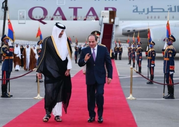 لحظة استقبال الرئيس السيسي أمير قطر في مطار القاهر