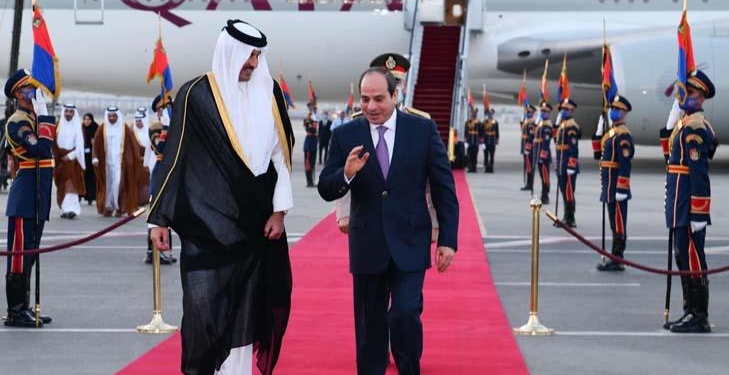 لحظة استقبال الرئيس السيسي أمير قطر في مطار القاهر