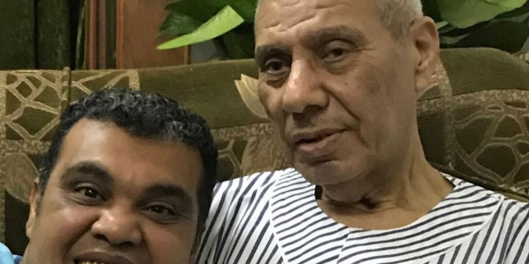 وصول جثمان والد أحمد فتحي لـ صالة الجنازة بمسجد الحصري 1