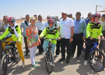 وزيرة البيئة ومحافظ الوادي الجديد يشهدان انطلاق ماراثون الدراجات والسيارات الكهربائية