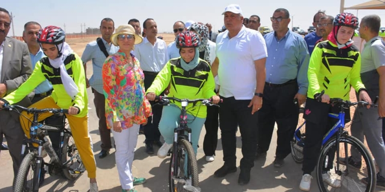 وزيرة البيئة ومحافظ الوادي الجديد يشهدان انطلاق ماراثون الدراجات والسيارات الكهربائية