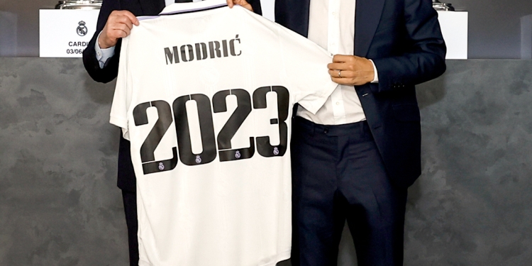 رسميا.. ريال مدريد يعلن تجديد عقد مودريتش حتى 2023 1