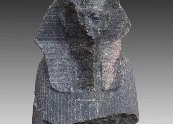 السياحة: الكشف عن كتل حجرية من عهد الملك خوفو بمعبد الشمس بهليوبليس