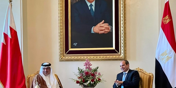 السيسي يلتقي ولي العهد رئيس مجلس الوزراء البحريني في المنامة