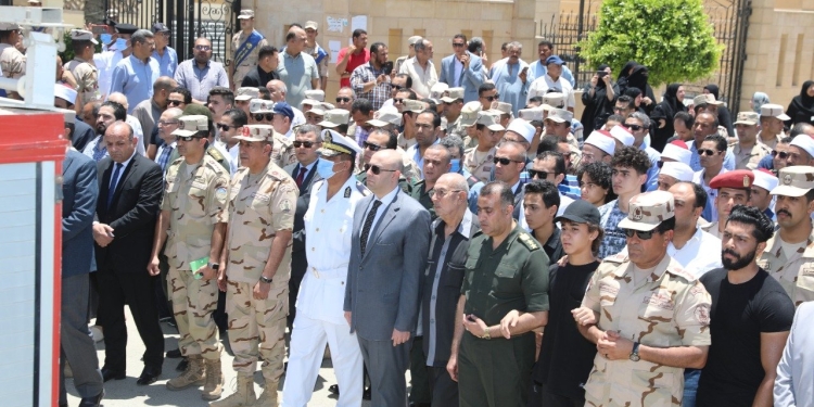 محافظ بني سويف يتقدم الجنازة العكسرية لـ الشهيد العقيد أسامة محمد عبدالحليم