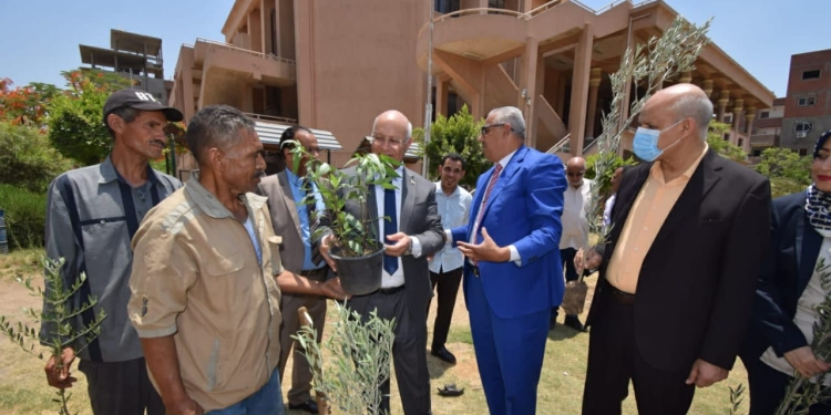 رئيس جامعة بنها يدشن المرحلة الثانية من مبادرة هنجملها لزراعة الأشجار المثمرة بكليتى التربية والحقوق 1