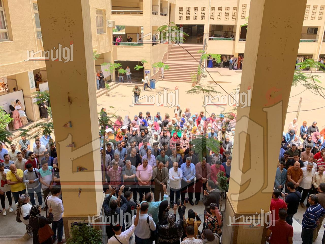 شاهد| أصدقاء نيرة أشرف طالبة جامعة المنصورة يتجمعون ويزينون مكان مقتلها بالورود ويحملون صورها