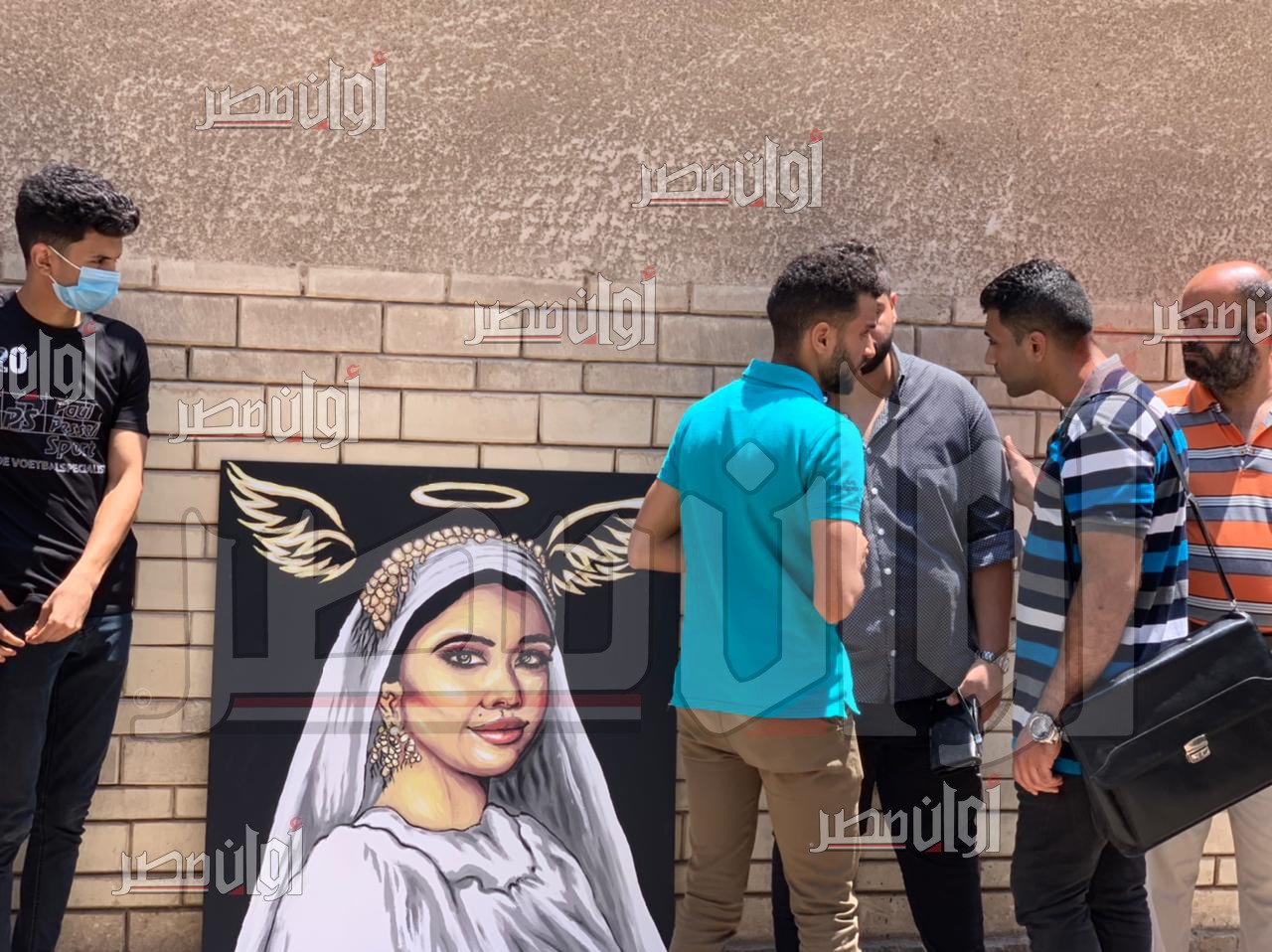 شاهد| أصدقاء نيرة أشرف طالبة جامعة المنصورة يتجمعون ويزينون مكان مقتلها بالورود ويحملون صورها