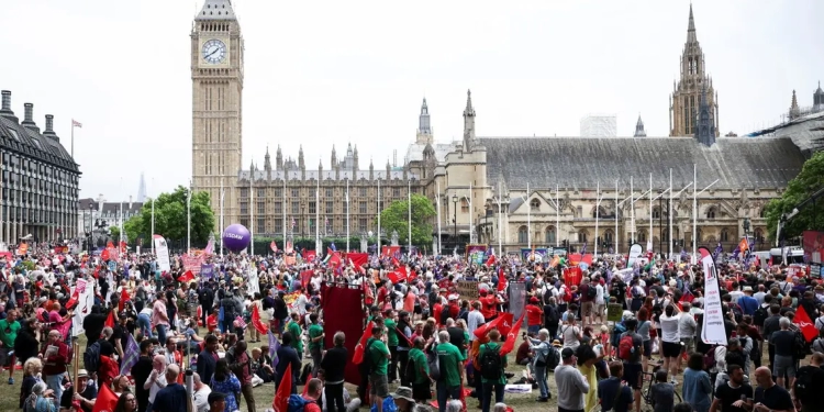 مظاهرات حاشدة تضرب لندن للاحتجاج على أرتفاع تكاليف المعيشة