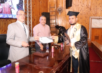 مركز التعليم المدمج بجامعة سوهاج يحتفل بتخرج طلاب برنامج العلوم العربية والإسلامية