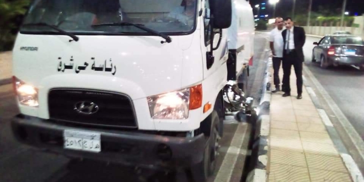رئيس حي شرق سوهاج يتابع ميدانياً حملة نظافة ليلية باستخدام سيارة المكنسة الحديثة 1