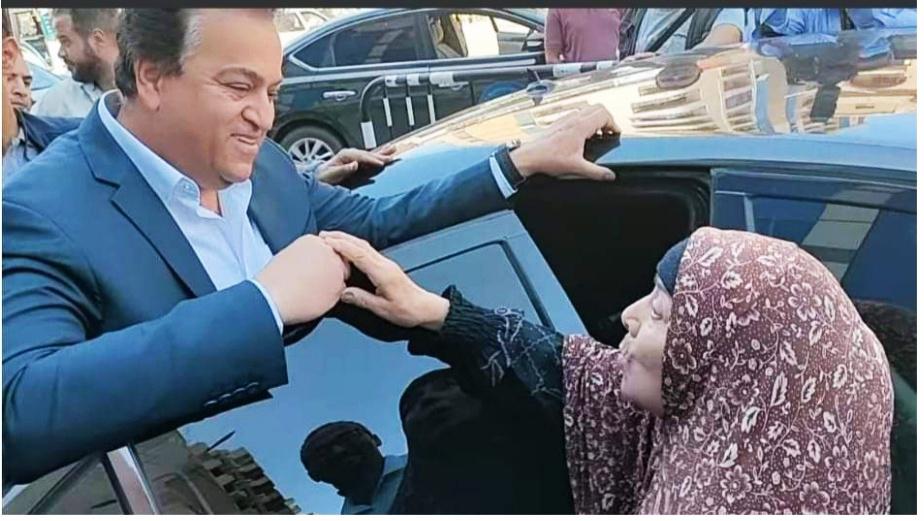 فى لفتة إنسانية.. د. خالد عبد الغفار يحقق حلم سيدة مسنة طلبت منه سكنا خلال زيارته لطنطا 2