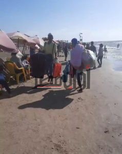 هروب المواطنين على شاطئ رأس البر بـ دمياط فرارًا من الحرارة 3