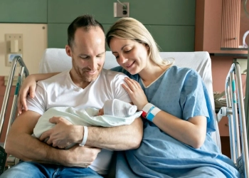 طبيب نسا: العلاقة الحميمة بين الزوجين تصح في غرفة العمليات أثناء الولادة |خاص