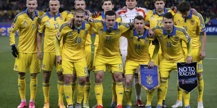 Ukraine's players pose for a picture before their Euro 2016 group C qualifying soccer match against Spain at the Olympic stadium in Kiev, Ukraine, October 12, 2015. REUTERS/Gleb Garanich   Picture Supplied by Action Images