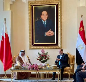 القصر الملكي البحريني يتزين بـ بورتريه الرئيس السيسي.. استقبال حافل 1