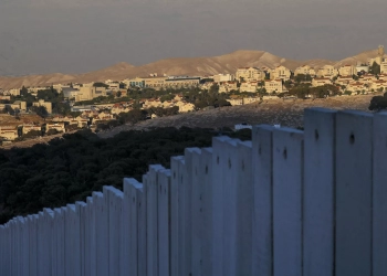 إسرائيل تبني جدرانا إسمنتية لحماية المستوطنين فى غزة 1
