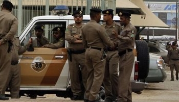 فيديو| الشرطة السعودية تقبض على مصري «اعتدى بالضرب» على باكستاني 1