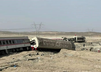 دماء على القضبان.. قتلى وعشرات المصابين في حادث إنقلاب قطار بـ إيران 2
