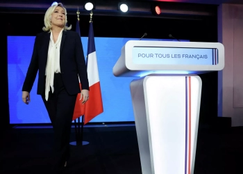 فيديو| رشق رئيسة الحزب اليميني الفرنسي «المتطرف» ماريان لوبان بالبيض 1
