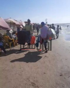 هروب المواطنين على شاطئ رأس البر بـ دمياط فرارًا من الحرارة 2