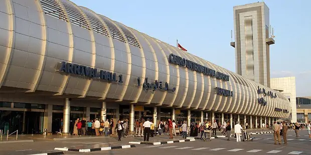 التحقيق في إحباط تهريب 45 كيلو مخدر «القات» الهندي عبر مطار القاهرة